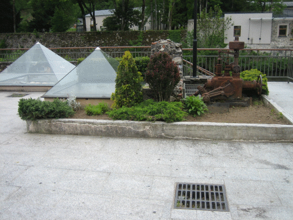 Pyramides de verre.