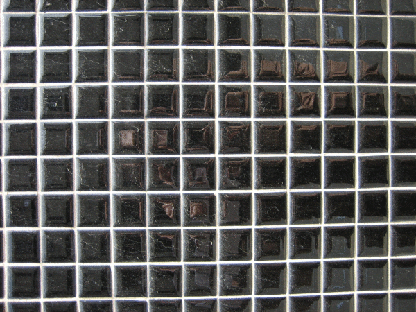 Carreaux noirs.