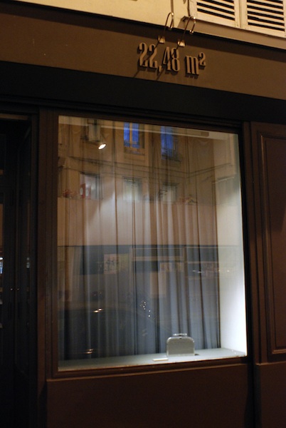 Sculpture confi&eacute;e 831 expos&eacute;e pendant les vacances &agrave; la galerie 22,48 m2 ; photographie Rosario Caltabiano